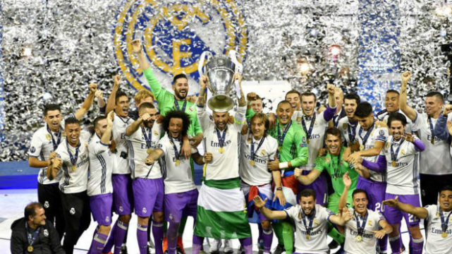 欧文快攻压哨上篮，全场沸腾