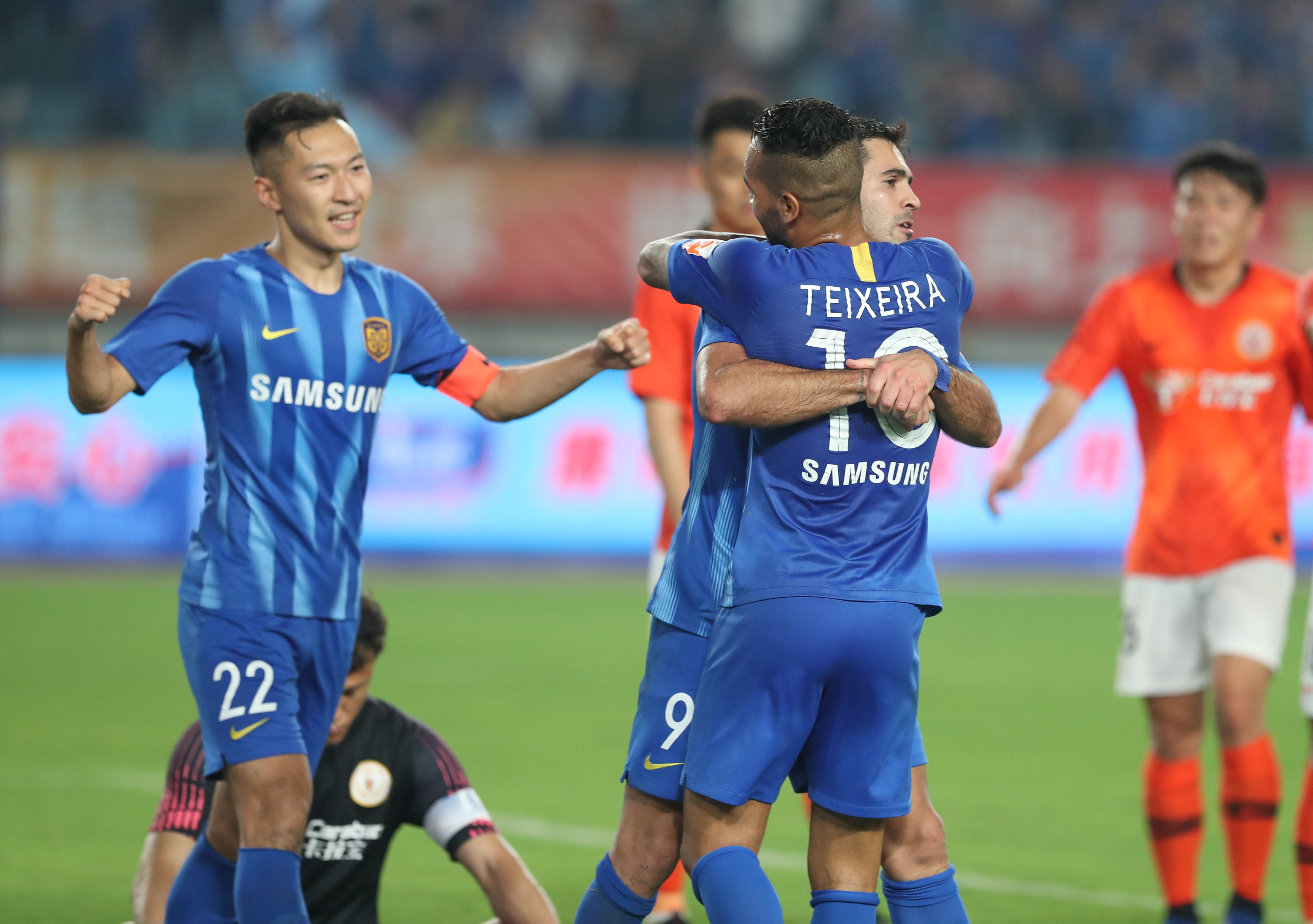 湖人惨败，詹姆斯赛后暗示球权分配有问题，没有打出团队篮球